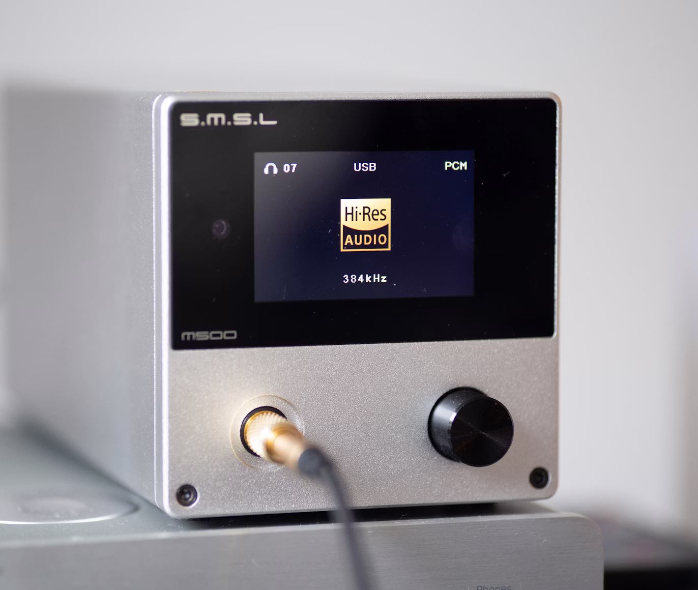 High-resolution desktop DAC with display showing Hi-Res Audio playback