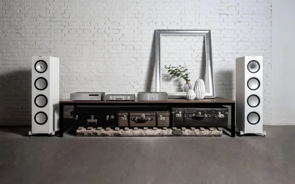 minimal hi-fi floorstanding speakers setup with amplifier in a modern living room